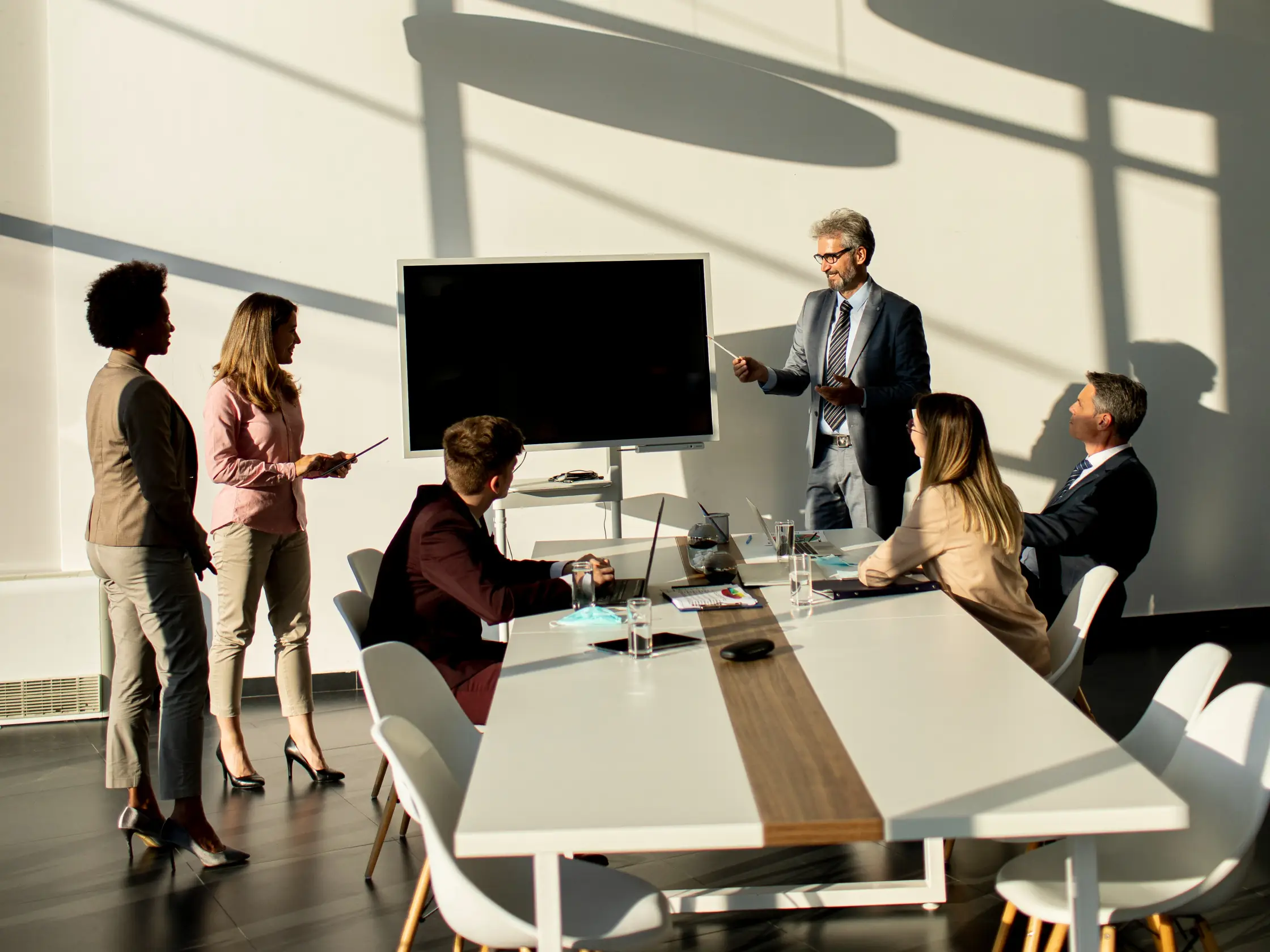 Equipo de profesionales reunidos en una oficina discutiendo estrategia, señal de una agencia fanvue confiable y organizada