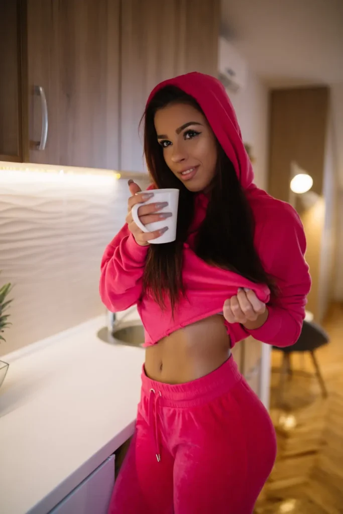 Modelo de Fanvue tomando café eligiendo plan en Agencia Fanvue profesional